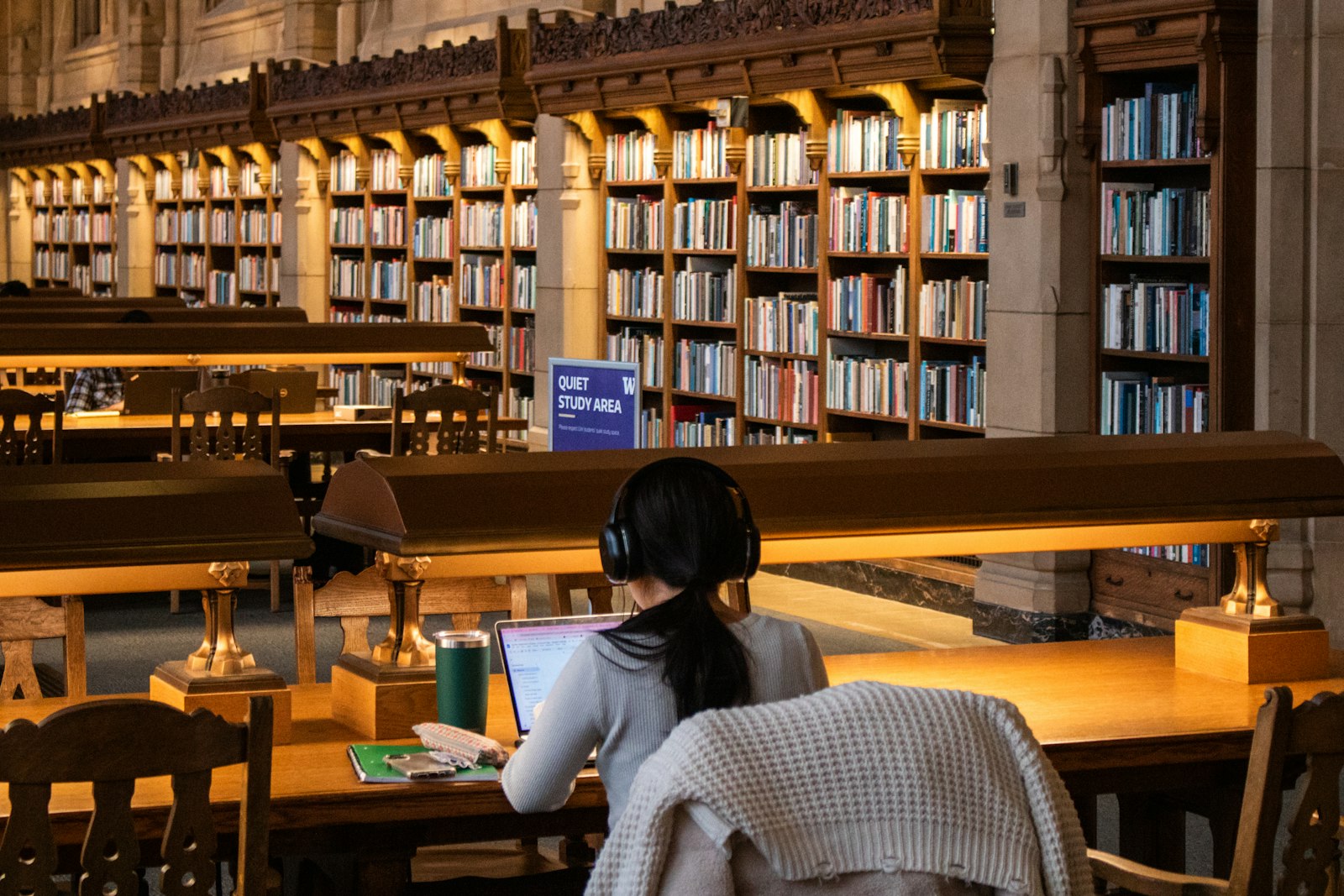 Sinh viên nghiên cứu thảo luận tại giảng đường AAC College Singapore
