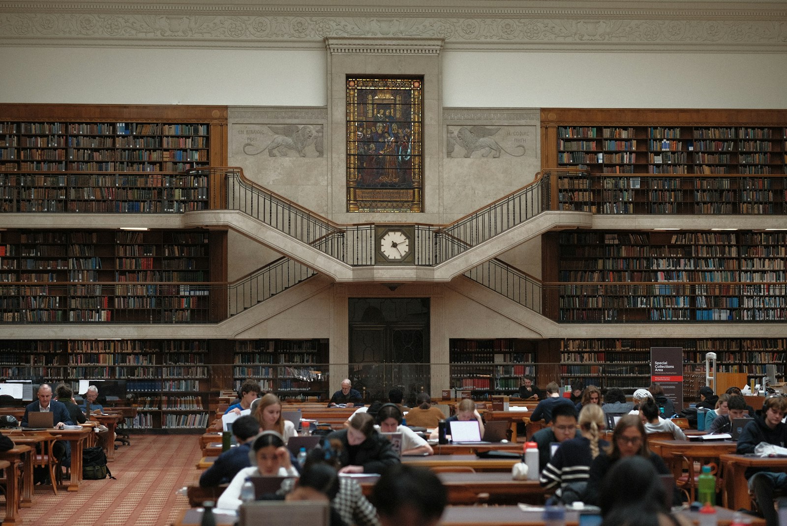 Học sinh quốc tế tích cực học tập tại thư viện học thuật SSTC Institute Singapore